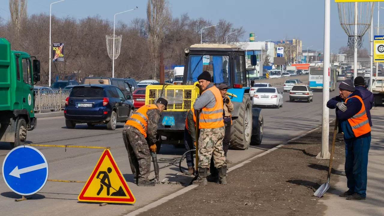 В Атырау из-за роста цен на стройматериалы остановился ремонт дорог