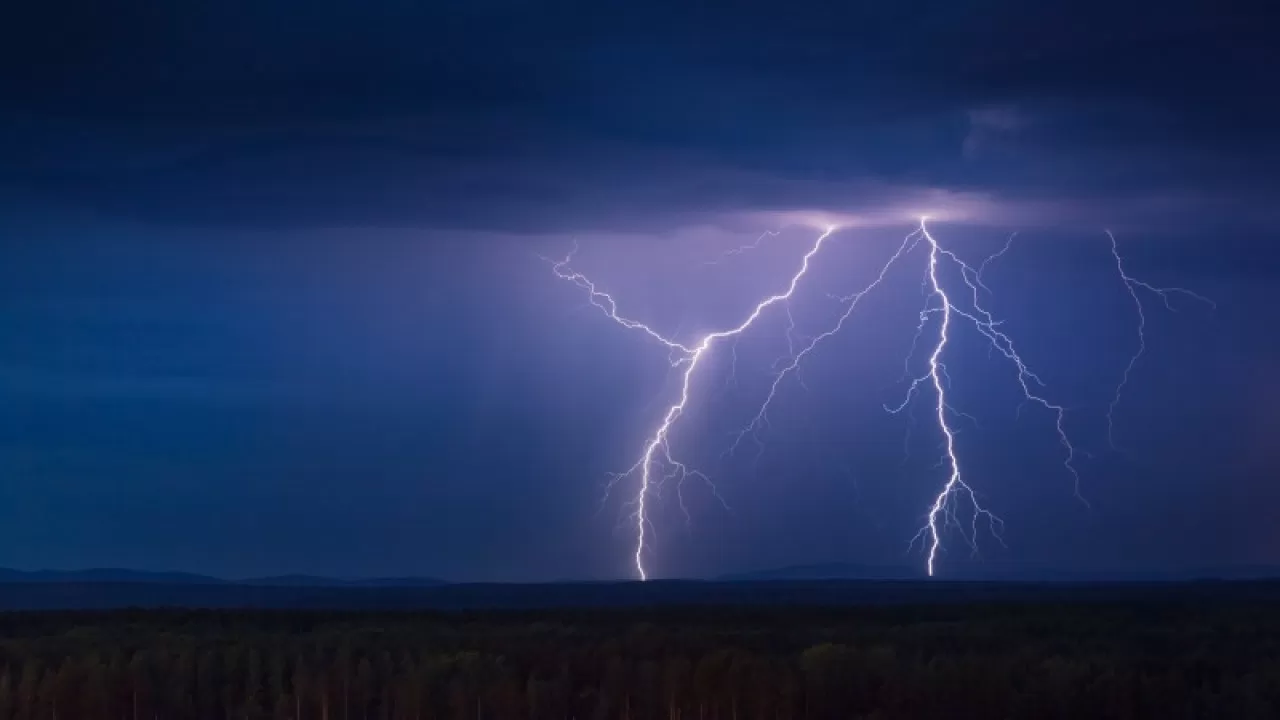 Найзағай, жаңбыр, үсік: 14 өңірде ескерту жарияланды