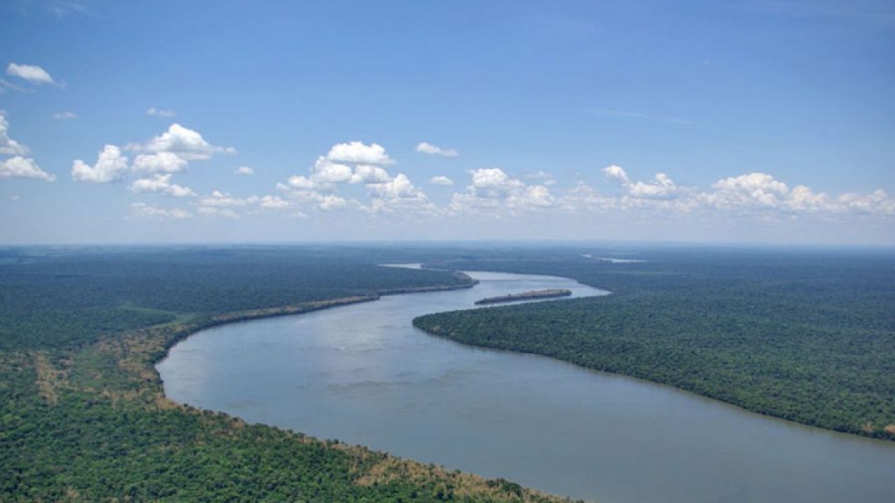 Моря озера реки южной америки. Река Парана. Река Парана Бразилия. Парагвай река Парана. Аргентина река Парана.