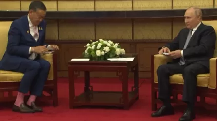 Почему премьер Таиланда выбрал розовые носки на встречу с Путиным, объяснила эксперт  