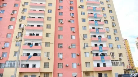 Балконы жилых домов в Атырау украсили государственным флагом