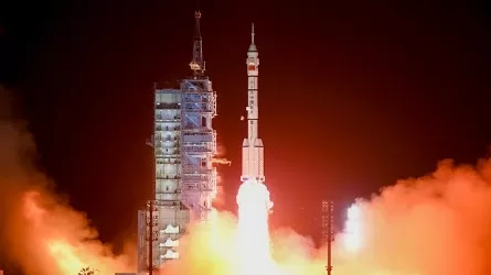 Китай запустил на орбиту пилотируемый корабль "Шэньчжоу-17"
