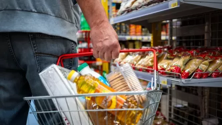 Алматинские супермаркеты каждую неделю переписывают ценники на социальные продукты