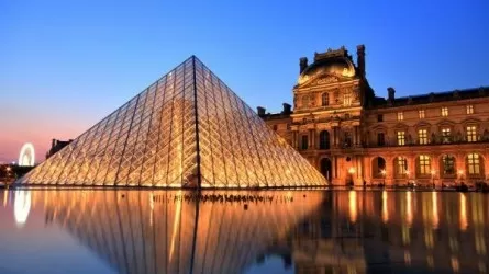 Лувр в Париже временно закрыли из-за сообщений о бомбе