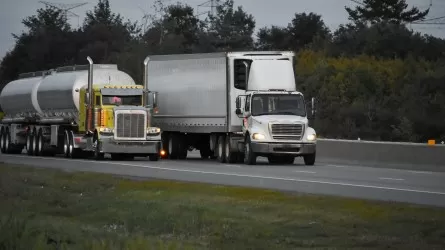 В Кыргызстане сообщили о скоплении грузовиков на границе с Казахстаном