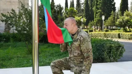 Алиев поднял флаг Азербайджана в бывшей столице Карабаха