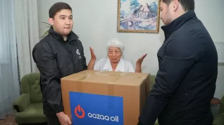 Qazaq Oil раздал продуктовые наборы нуждающимся семьям в столице