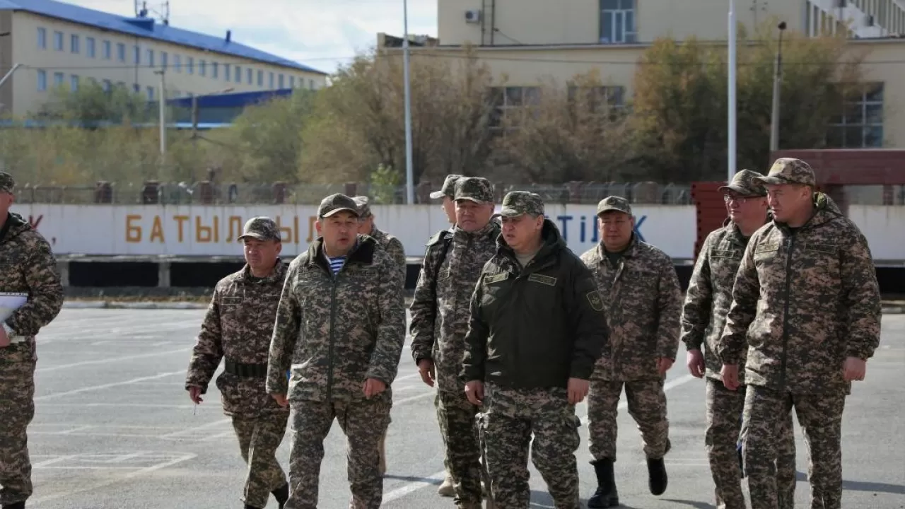 Әскерилер тексеруден өтіп жатыр