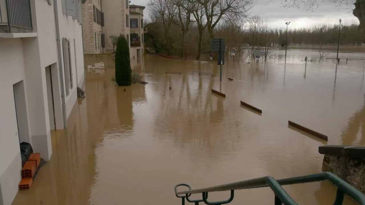 Последствия масштабных наводнений ликвидируют на севере Франции