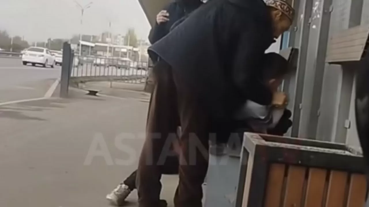 Алматыдағы аялдамалардың бірінде ер адам баланың қолын қайырып ұстап алды