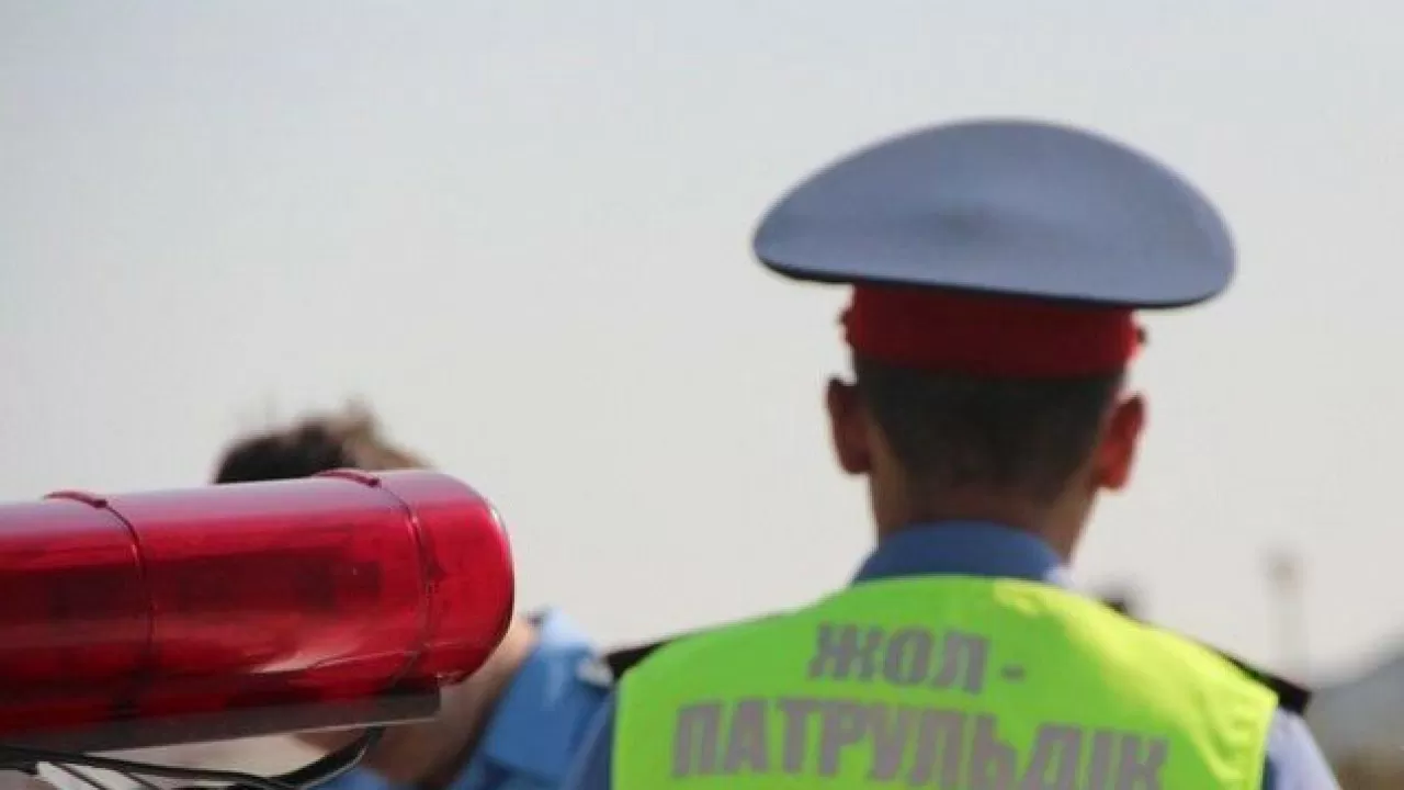 Маңғыстауда полиция қызметкері жүргізуші куәлігіне 240 мың теңге пара алып сотталды