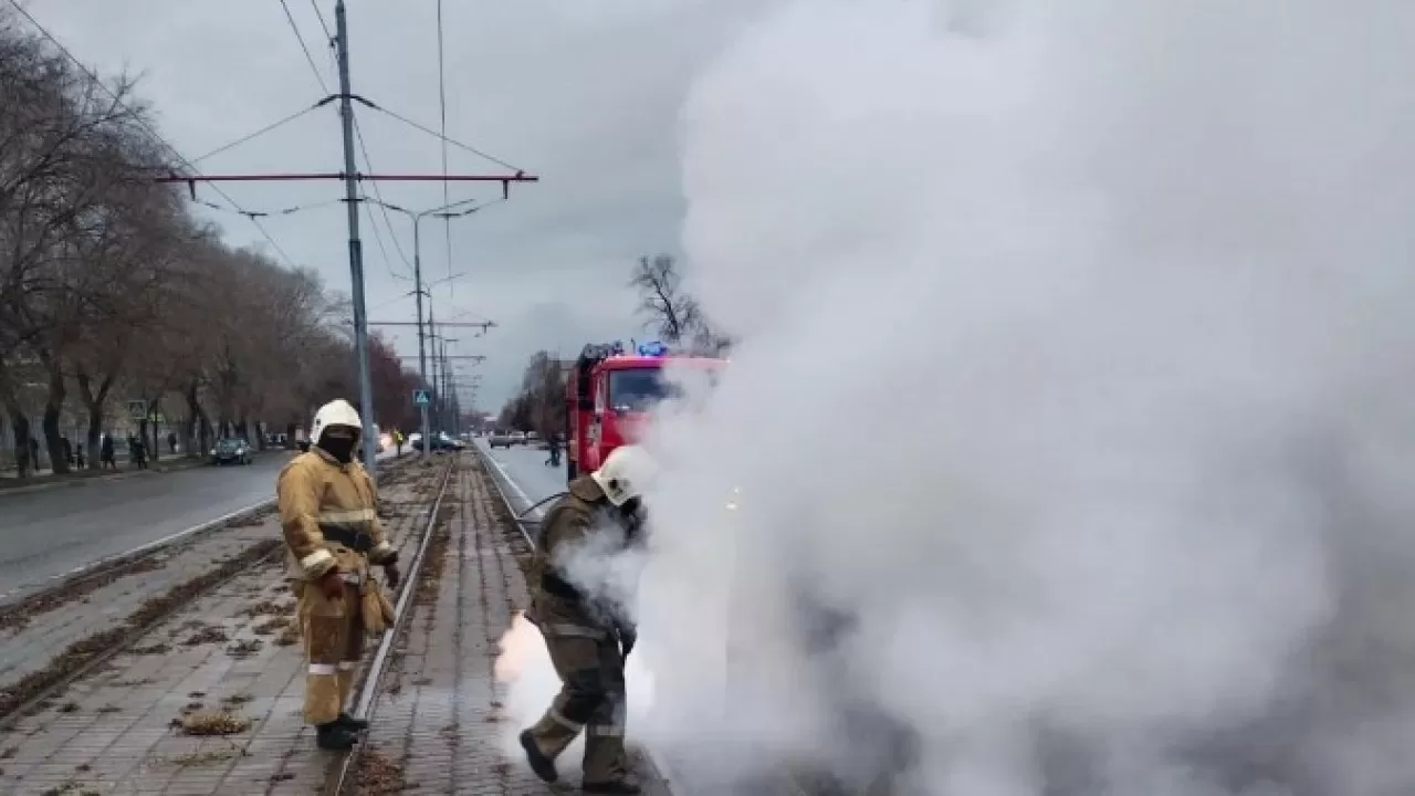 Өскеменнің қақ ортасында көлік өртеніп кетті