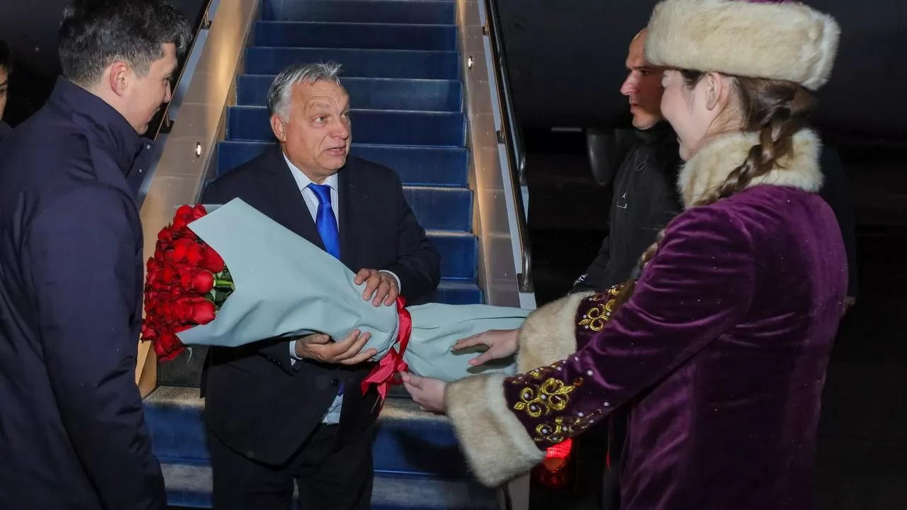 Премьер-министр Венгрии прилетел в Астану