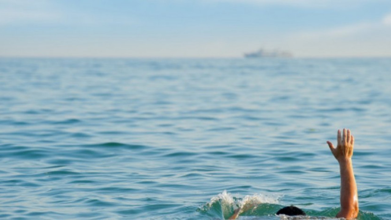 Плавать в море. В житейском море утопаю. Солнце тонет в море. Златоуст в море житейском epub. В житейском море утопаю.