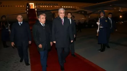 Президент Казахстана прилетел в Баку 
