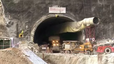 41 строитель спасен из заваленного тоннеля в Индии 