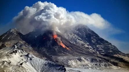 В России на десятки километров протянулся шлейф пепла от камчатского вулкана