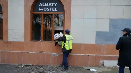 Там бардак, в одной комнате спят по восемь человек  – очевидец о сгоревшем в Алматы хостеле 