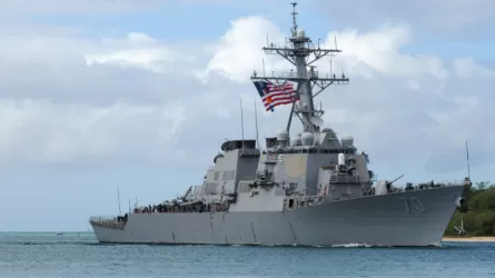 Американский эсминец был вытеснен из территориальных вод Китая