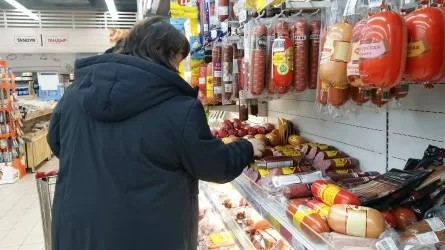 Больше половины всех расходов казахстанцев – на еду