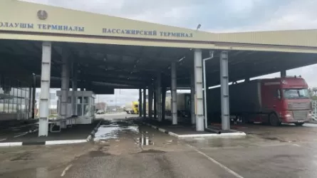 Казахстан ввел электронную очередь для автотранспорта на границе с Россией