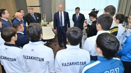 Александр Карелин встретился с юными борцами в штаб-квартире Национального Олимпийского комитета РК