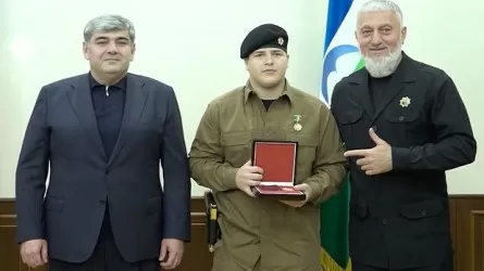 Сын Рамзана Кадырова пришел на свое награждение с золотым пистолетом