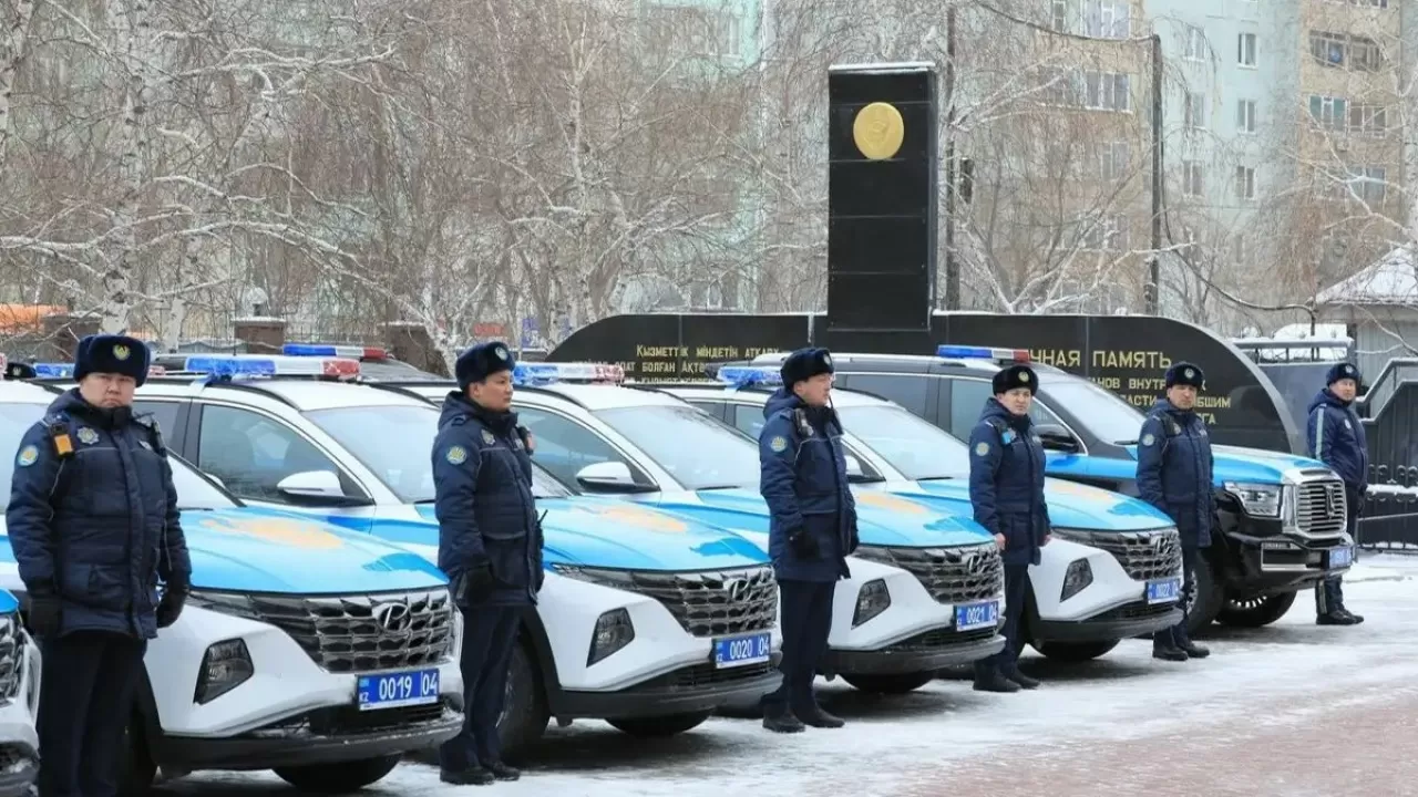 Ақтөбеде полицейлерге жаңа автокөліктердің кілттері табысталды 