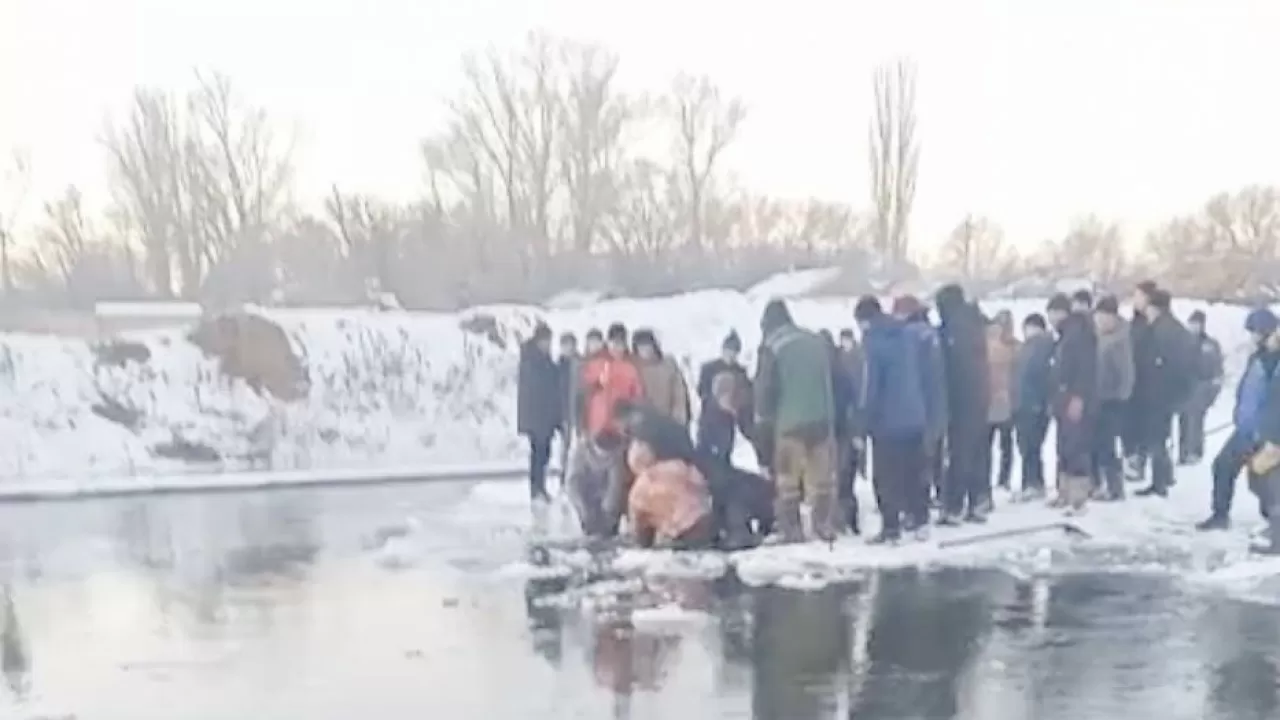 Три часа искали тело 5-летнего мальчика, провалившегося под лед в Абайской области