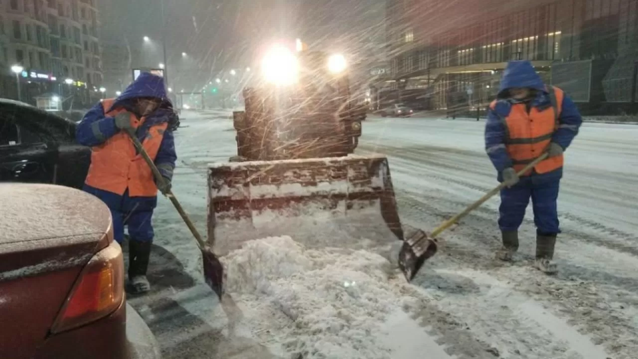 Свыше 2 тыс. дорожных рабочих и около 1 тыс. единиц спецтехники очищают улицы Астаны от льда и снега 