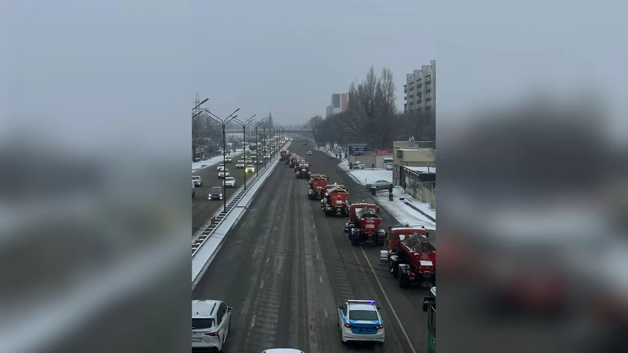 В Алматы более 500 единиц спецтехники чистят город после снегопада