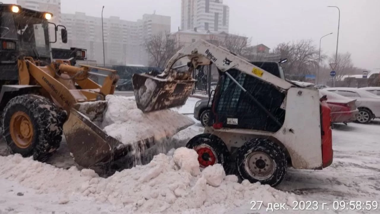 2,3 мыңнан астам жол қызметкері Астана көшелерін қардан тазартуда