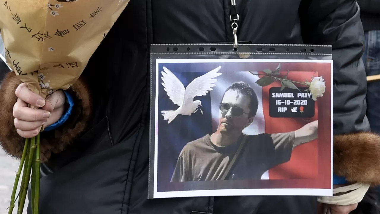 6 бывших учащихся признаны виновными в соучастии в убийстве учителя во Франции