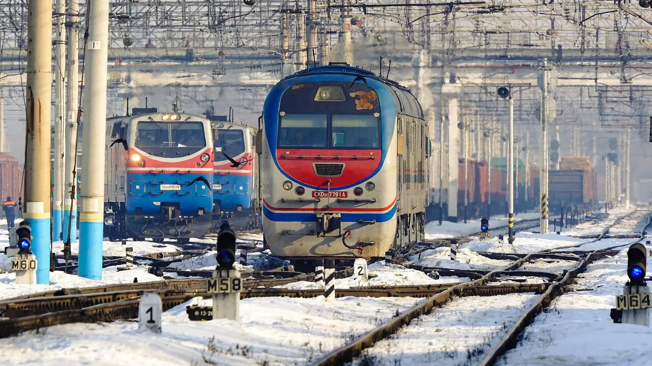 Қазақстанда теміржол көлігімен жолаушылар тасымалының өсімі жылына +2%-ға өсті  