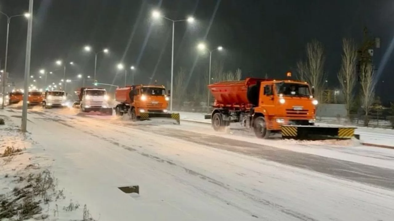 Коммунальщики в усиленном режиме убирают Астану от снега 