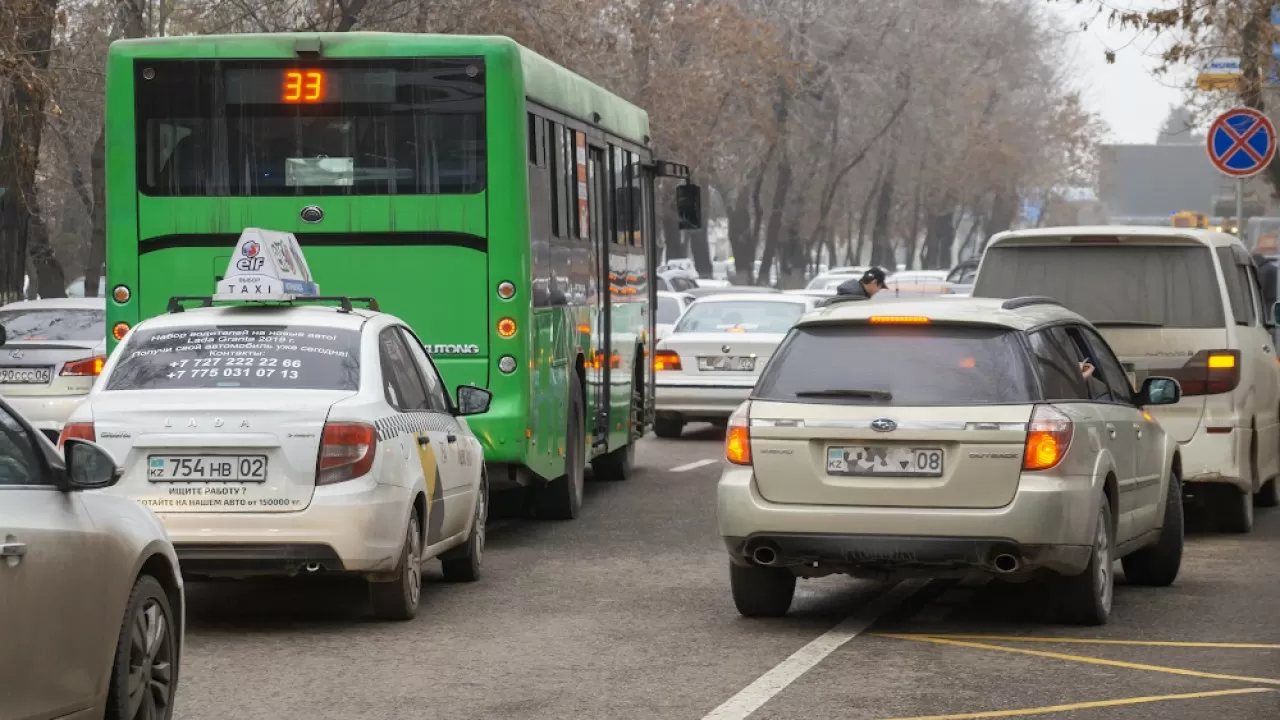 В Алматы планируется сделать более узкими автомобильные полосы на дорогах