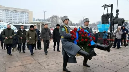 В Алматы состоялась церемония возложения цветов к монументу Независимости