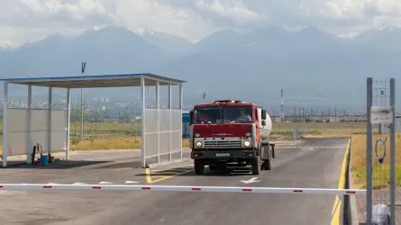 У Казахстана появился новый пешеходный пункт пропуска через границу Китая