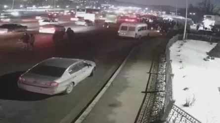 Алматыдағы автобустың апатқа ұшыраған сәтінің видеосы тарады