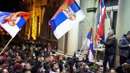 Белградтағы наразылық білдірушілер қала әкімшілігінің ғимаратына басып кіруге әрекеттеніп жатыр 