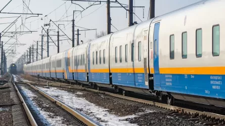 Поезд Алматы – Уральск был остановлен на несколько часов