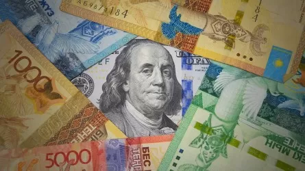 Перед праздниками курс казахстанской валюты ослаб на 1,8 тенге по отношению к доллару