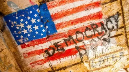 Сколько американцев недовольны состоянием демократии в своей стране?