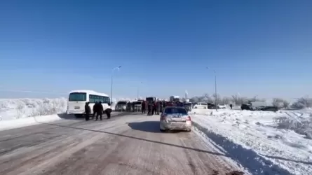 В нескольких областях Казахстана полицейские перешли на усиленный режим службы на трассах