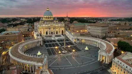 Кардинала Анджело Беччу приговорил к тюремному заключению суд Ватикана