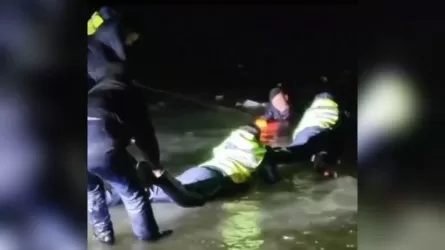 Едва не утонул мужчина, пытавшийся спасти пенсионерку, провалившуюся под лед  в РК