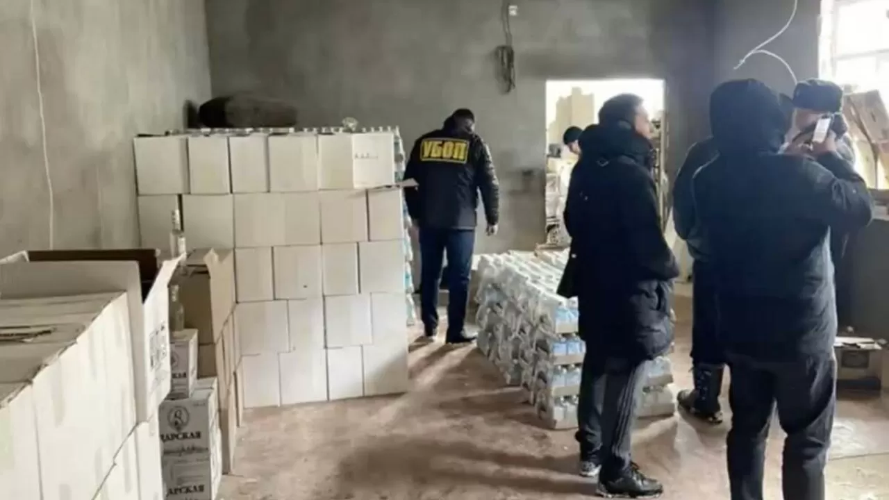 На западе Казахстана полиция изъяла около 3,5 тысячи литров нелегального алкоголя
