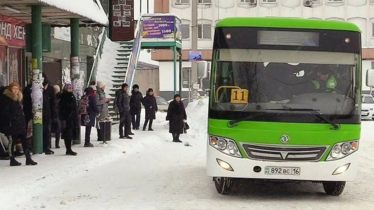 Семейде кондуктор оқушы қызды аязға қарамастан автобустан түсіріп жіберген