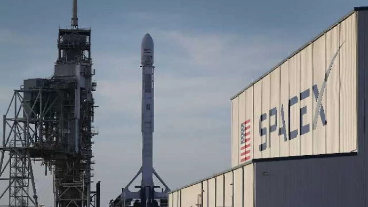 Ракета SpaceX стартовала на орбиту с 55 интернет-спутниками
