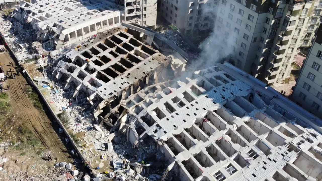 В Турции выдали ордера на арест из-за обрушения зданий при землетрясениях
